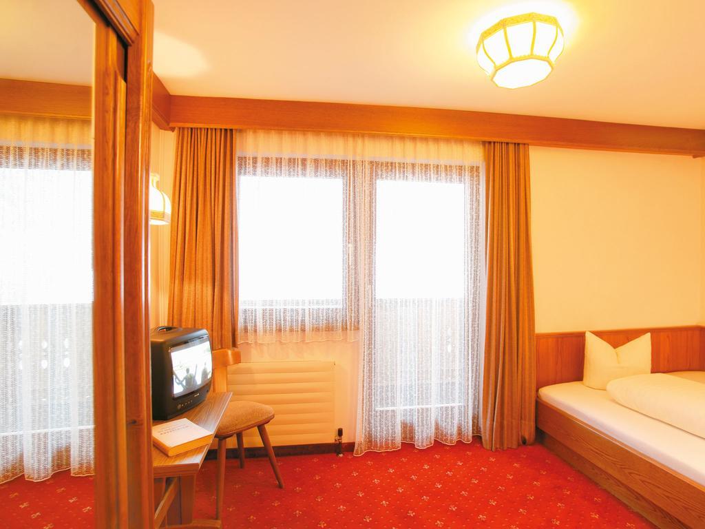 Hotel Lammwirt Йерценс Экстерьер фото