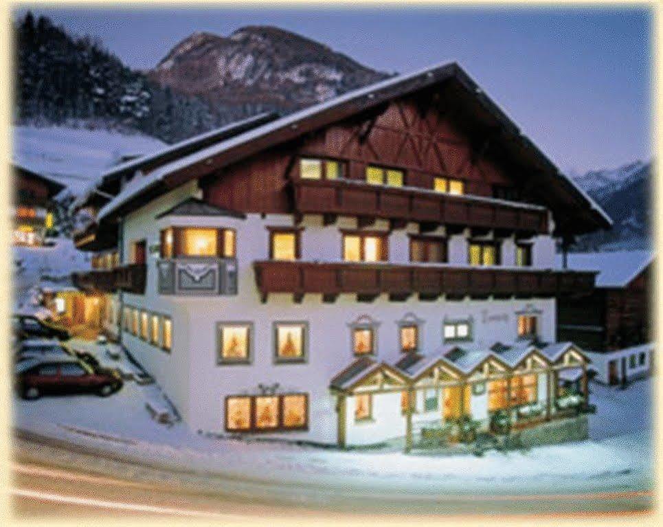Hotel Lammwirt Йерценс Экстерьер фото